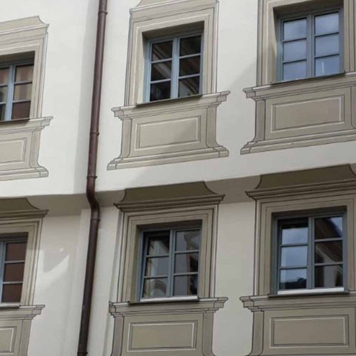 Aufwändige Verzierung an Fensterfassaden durch Heindl Maler in Roding